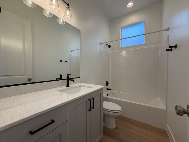 Building Photo - SPACIOUS PATIO HOME FOR RENT!