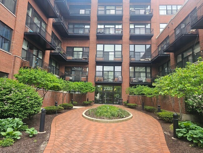 Building Photo - 2323 W Pershing Rd