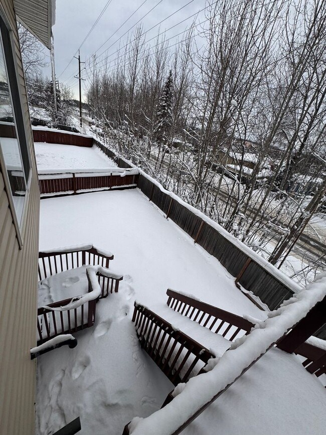 Building Photo - 100 Burton St