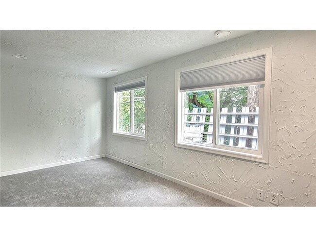 Building Photo - 2339 Hemlock Ln N