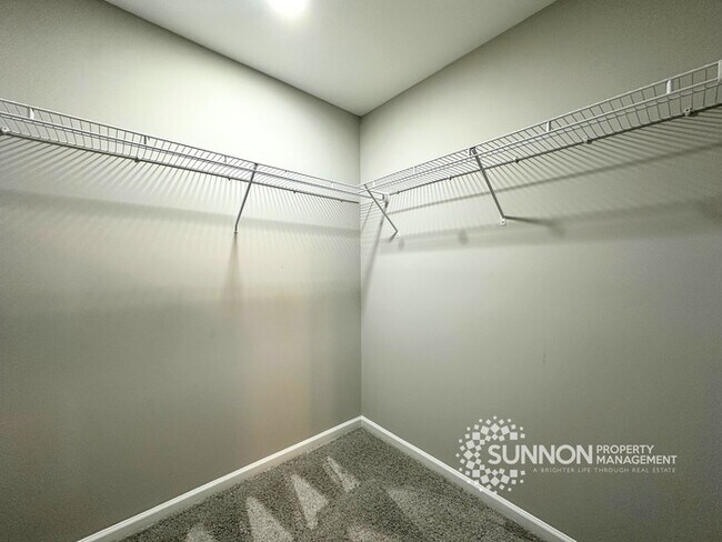 Building Photo - Beautifully Remodeled 3BR/2.5BA Townhome