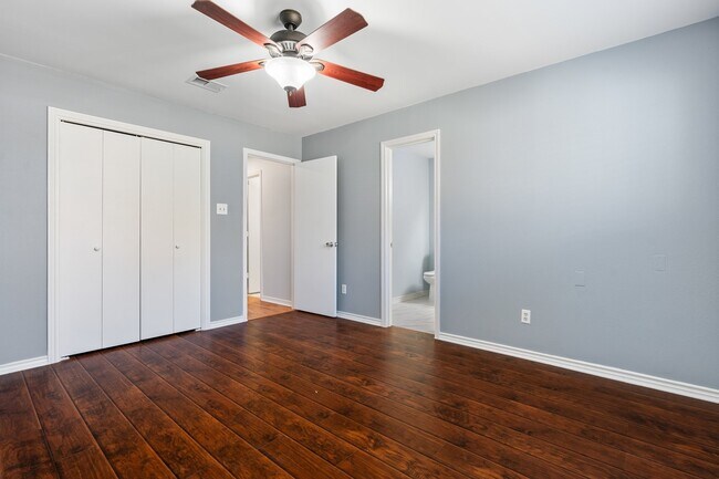 Building Photo - 9134 Lakeside Dr