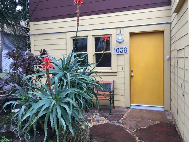 entry way - 1038 Pardee St