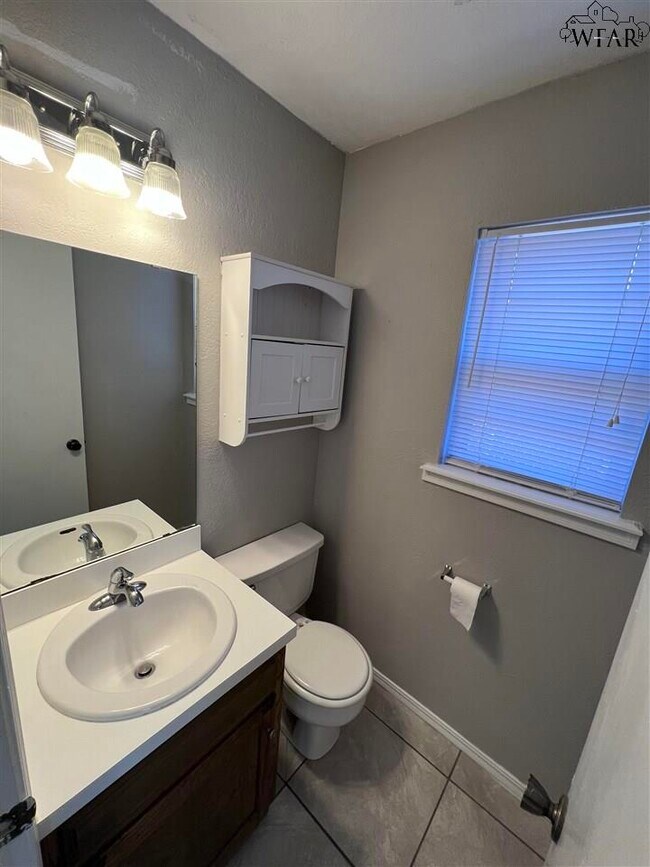 Building Photo - 5110 Jamaica Dr