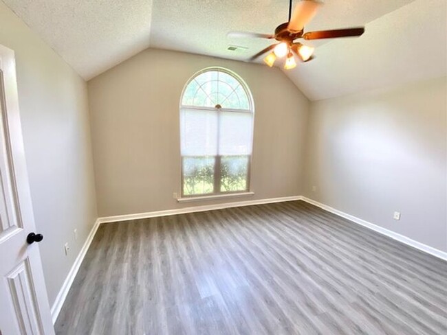 Building Photo - 3 Bedroom 2 Bath Home In Cordova. Availabl...