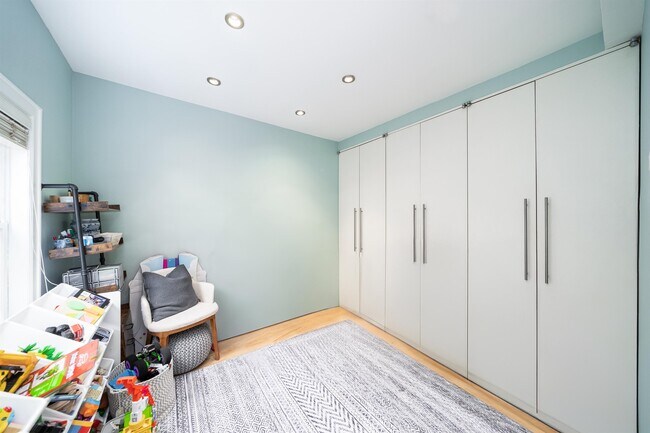 Building Photo - 235 Bloomfield St