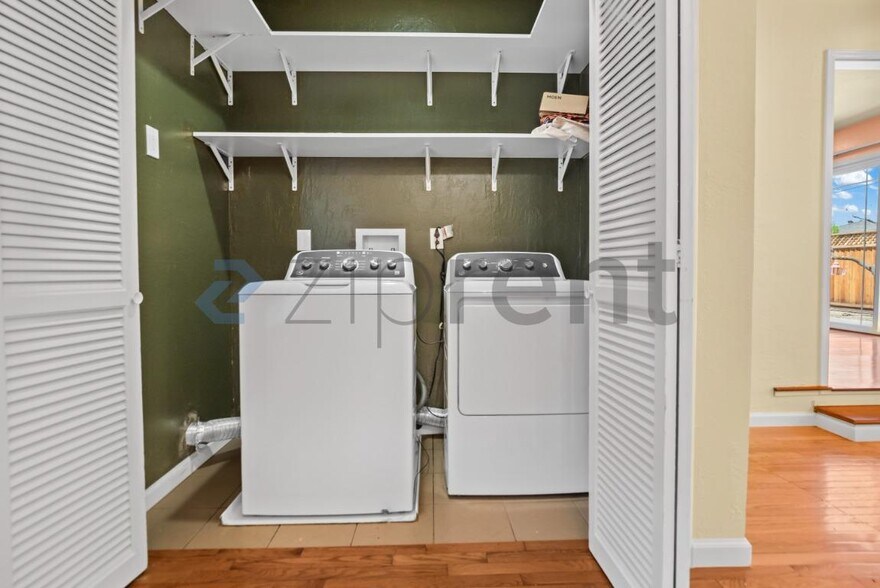 Building Photo - Unit