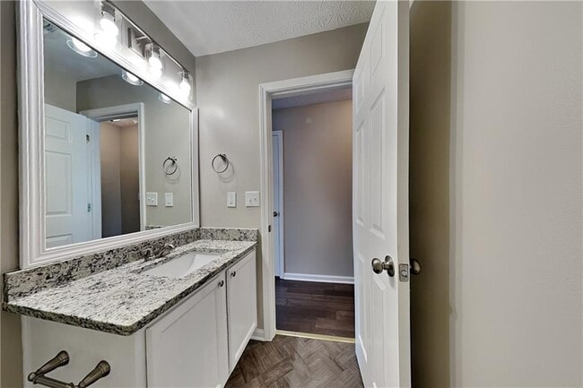 Building Photo - 405 Aristocrat Dr SW