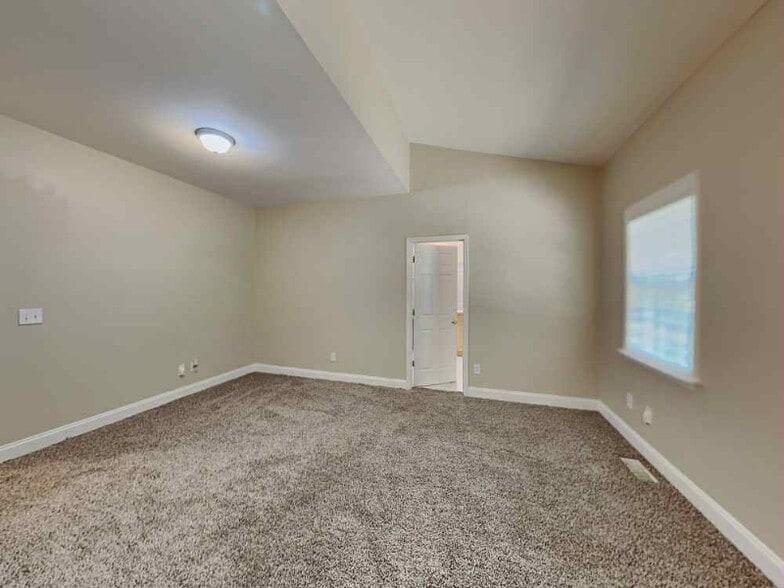 Building Photo - 2611 Meadow Ln