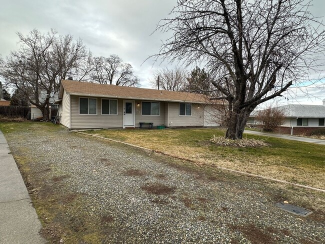 Building Photo - Beautiful 3 Bedroom, 2 Bath Home with One-Car Garage & Storage Shed in Kennewick