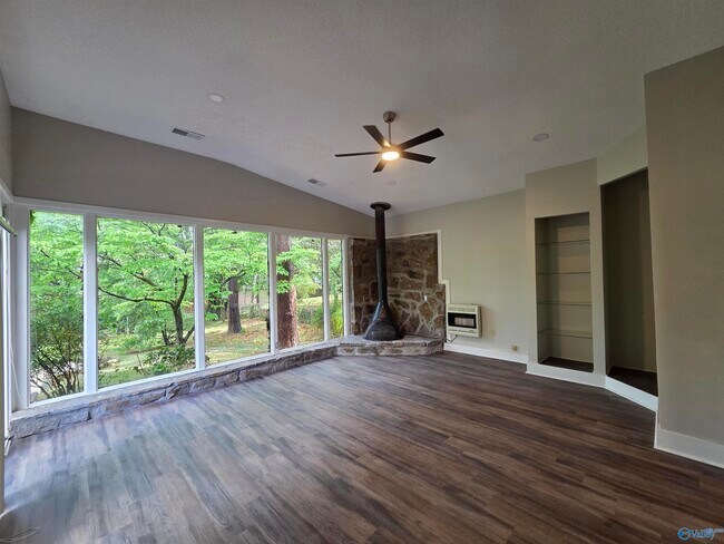 Building Photo - 1209 Governors Dr SE