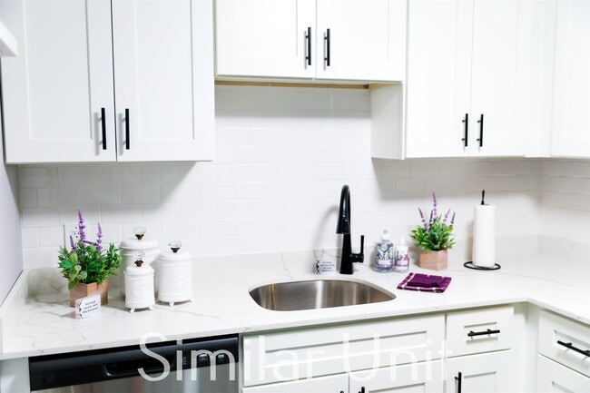 Building Photo - 8 Westgate Dr