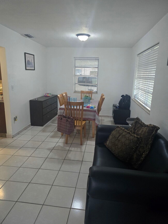 Building Photo - 464 E 50th St