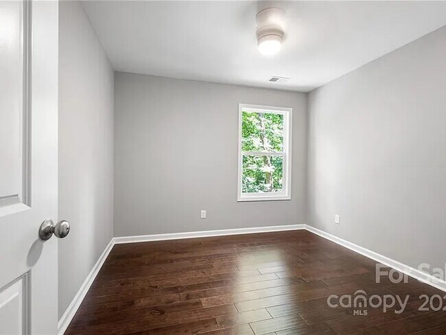 Building Photo - 10 Beryl Ct