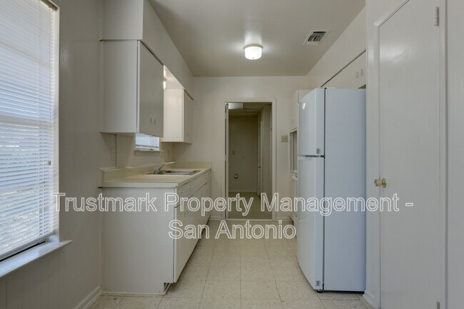 Building Photo - 410 Maple Dr