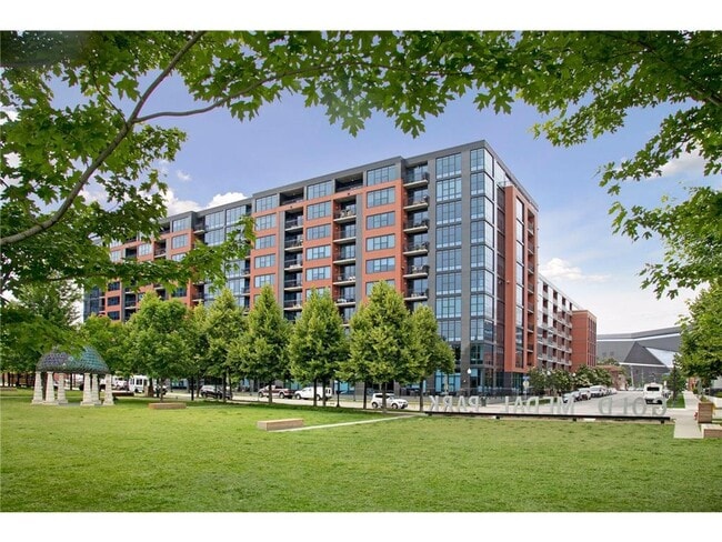 Building Photo - 215 10th Ave S