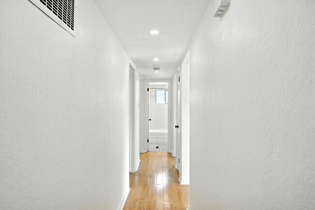 Building Photo - Great Property in the DU area!