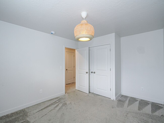 Building Photo - Townhome in West Jordan