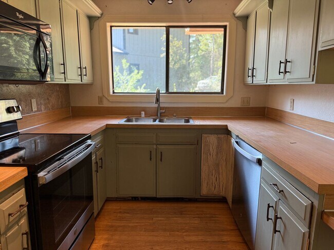 Building Photo - Charming Whitefish Home