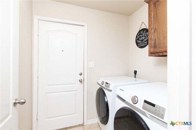 Building Photo - 305 Hedy Dr