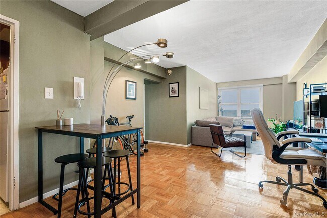 Building Photo - 107-40 Queens Blvd