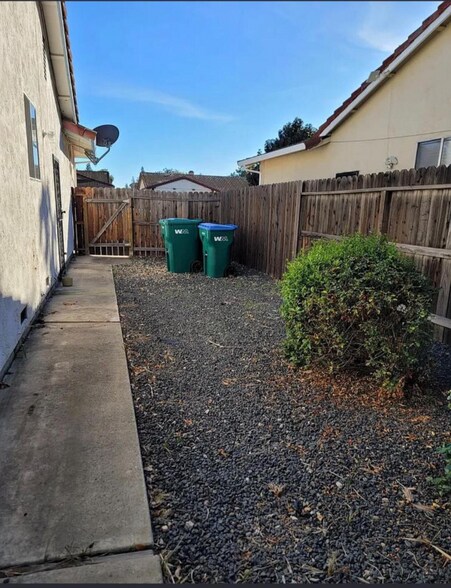 Building Photo - 1031 Fallbrook Dr