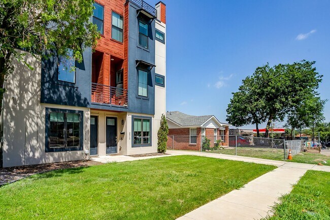 Building Photo - 2822 Forest Park Blvd