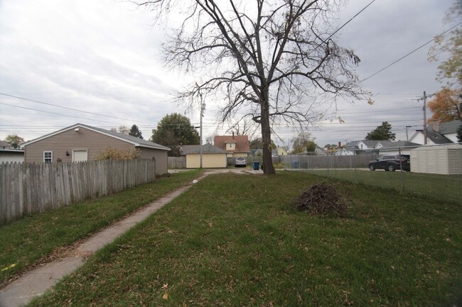 Building Photo - 3 bedroom remodeled home in Davenport near...