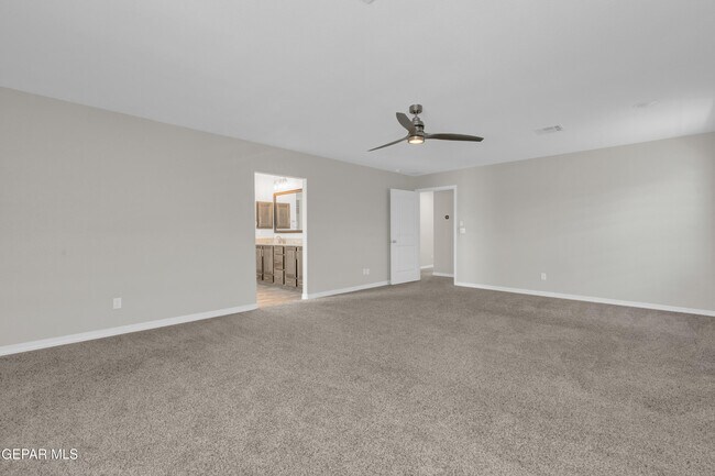 Building Photo - 544 La Entrada Cir
