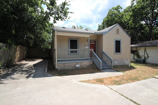 Primary Photo - Great Three Bedroom House in Hyde Park Are...