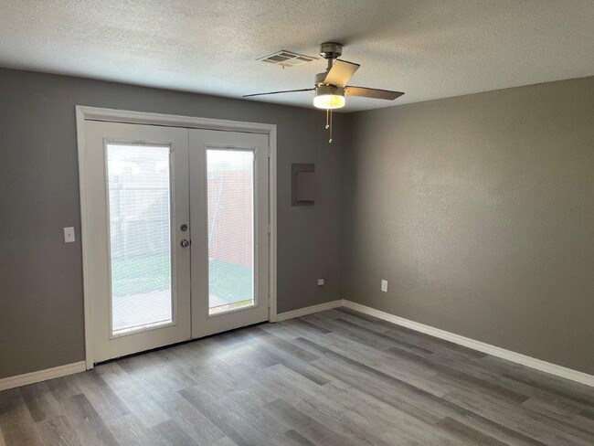 Building Photo - Pets OK! Moore Schools, 2 bed 2 full bath ...