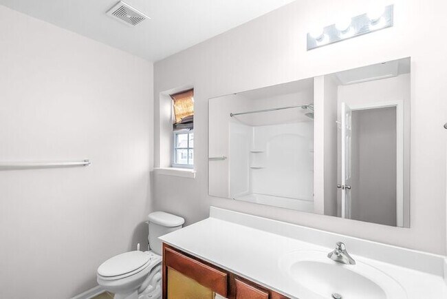 Building Photo - Master-on-Main End-Unit Townhome in Back Creek Villages!