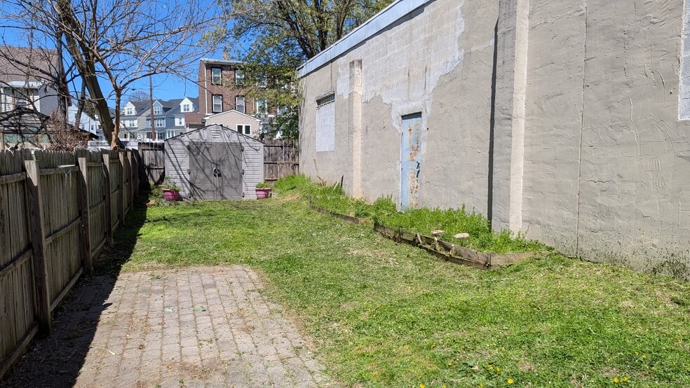 Building Photo - 624 E Hector St