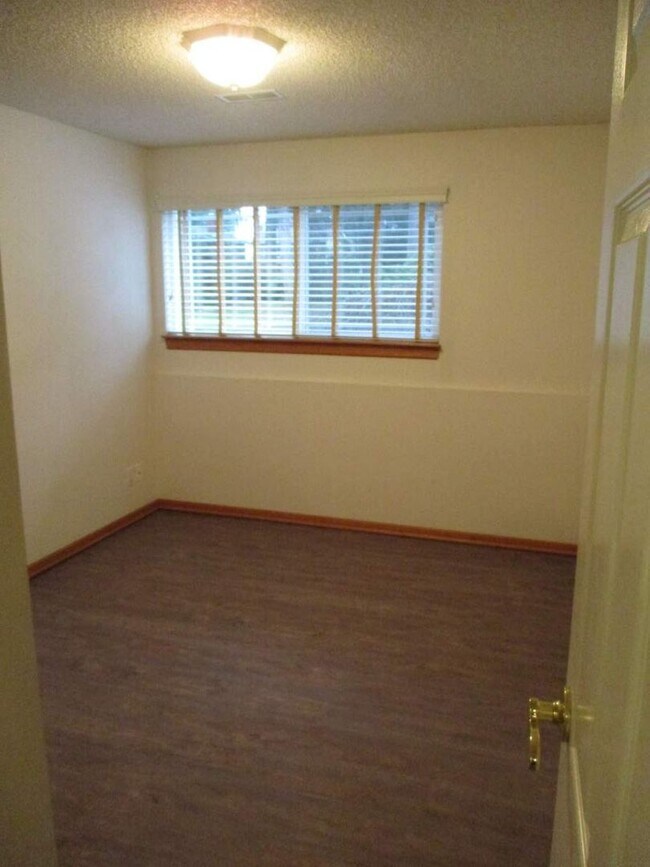 Building Photo - 3 Bedroom + Bonus, 2.5 Bathroom Gig Harbor...