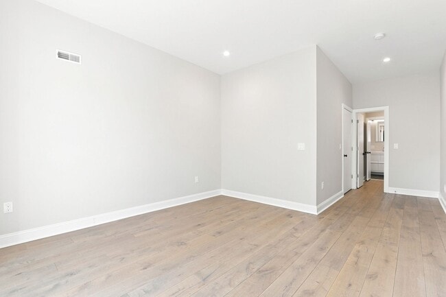 Building Photo - 2647 Latona St