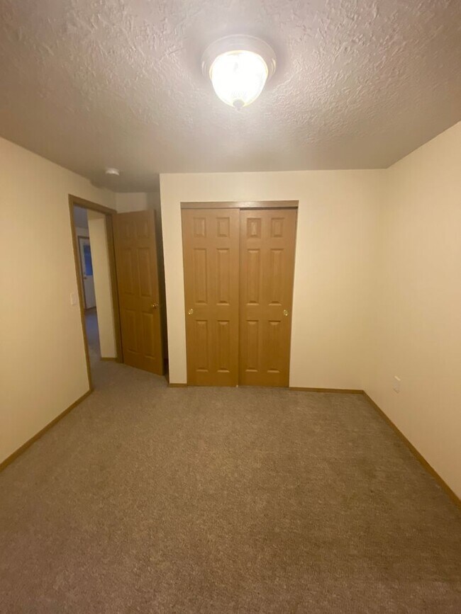 Building Photo - Comfortable 3 Bedroom Home in Hickory Hills