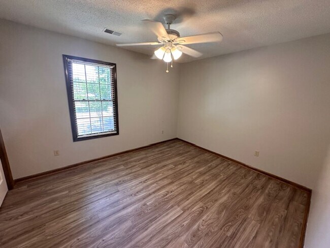 Building Photo - GREAT LOCATION  to DOWNTOWN AND CAMPUS