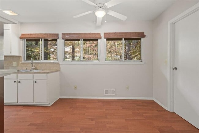 Building Photo - 705 Edgewater Trail