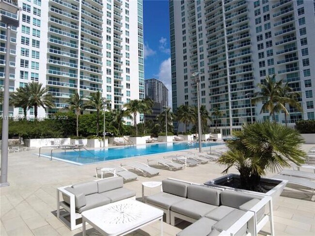 Building Photo - 950 Brickell Bay Dr