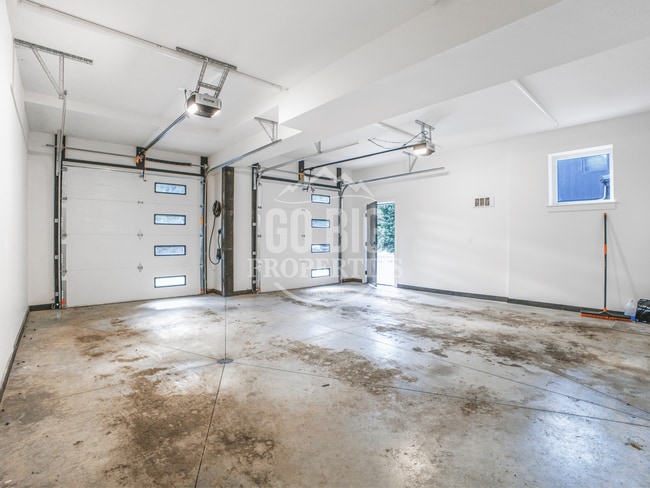 Building Photo - Luxury 5 Bedroom Single Family Home