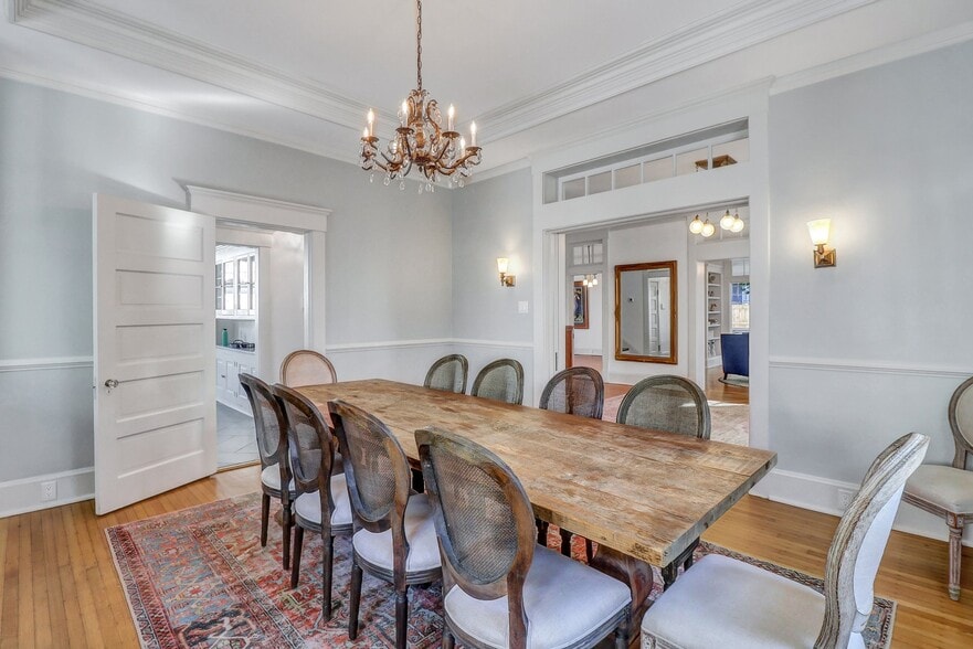 Building Photo - 602 E Victory Dr