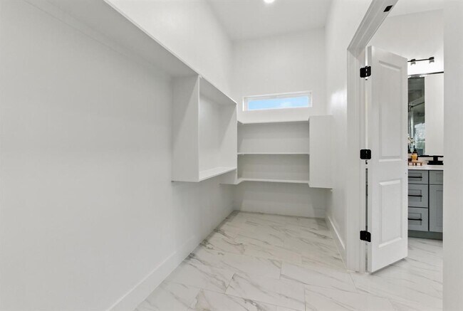 Building Photo - 418 Bedford Dr