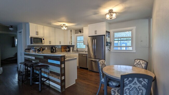 Building Photo - BEAUTIFUL MODERN 3 BED/2 BATH RANCHER IN E...