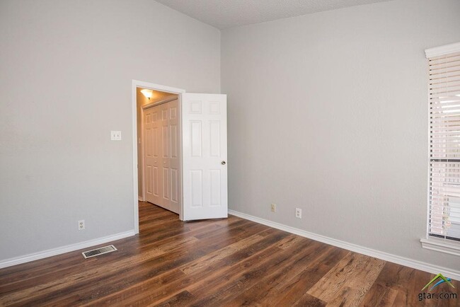 Building Photo - 5917 Hollytree Dr