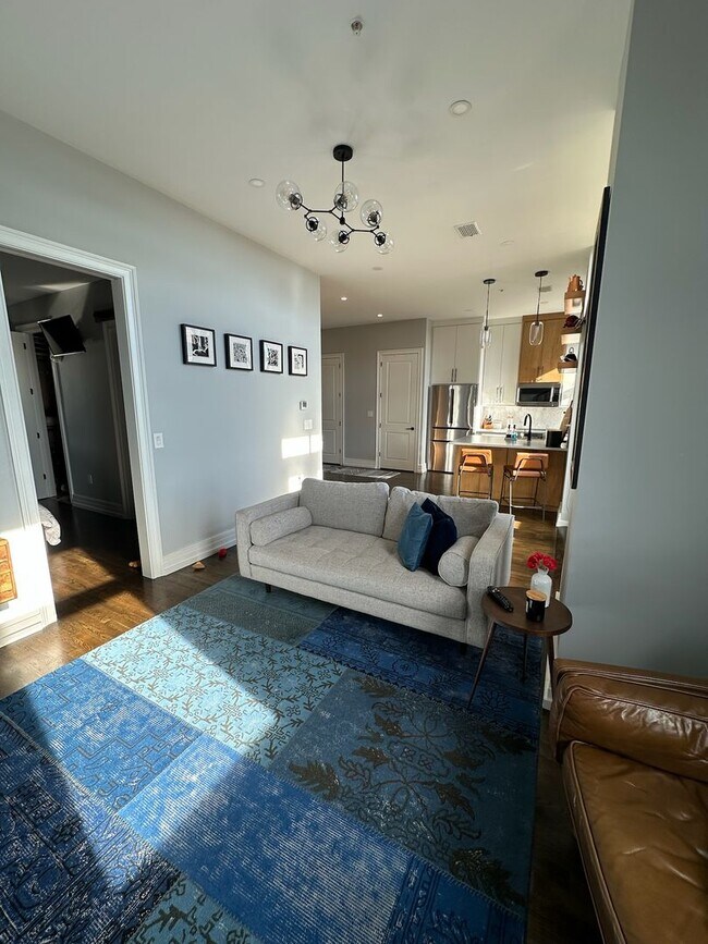 Building Photo - Beautiful 1 Bedroom 1.5 Bath Condo in down...