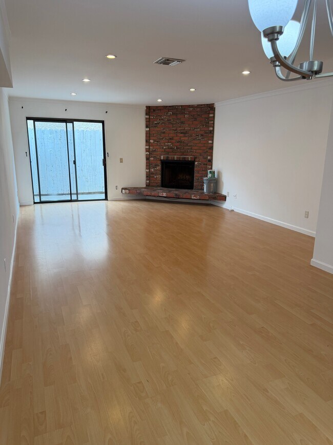 Building Photo - 557 E Tujunga Ave