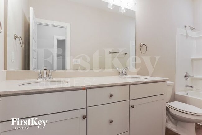 Building Photo - 350 S Pine Dr