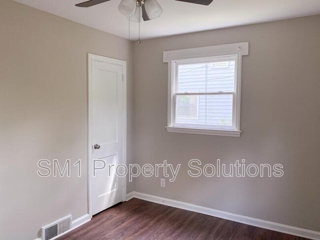 Building Photo - 1502 Clegg St