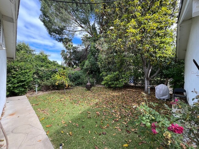 Building Photo - Pet friendly 2+1 w/private yard + in-unit laundry!