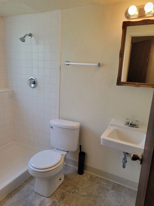 Building Photo - 4 Bed Home Available Now!